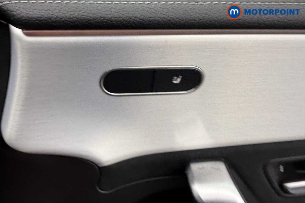 Mercedes-Benz A Class Amg Line Executive Edition Automatic Petrol Hatchback - Stock Number (1600038) - 16th supplementary image