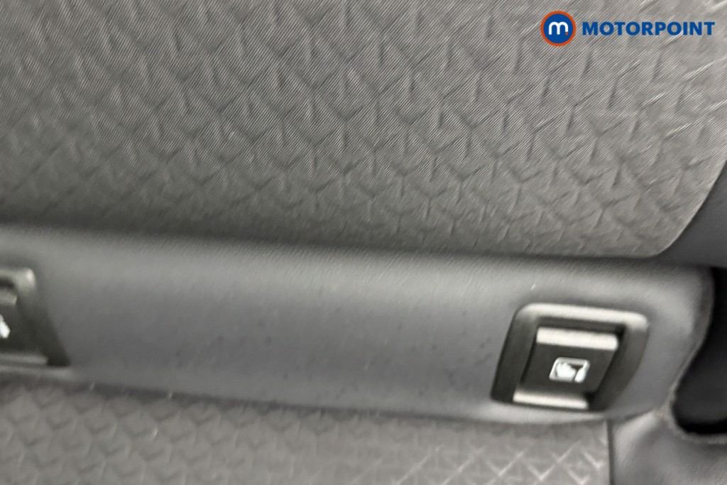 Nissan Juke N-Connecta Automatic Petrol SUV - Stock Number (1600750) - 23rd supplementary image