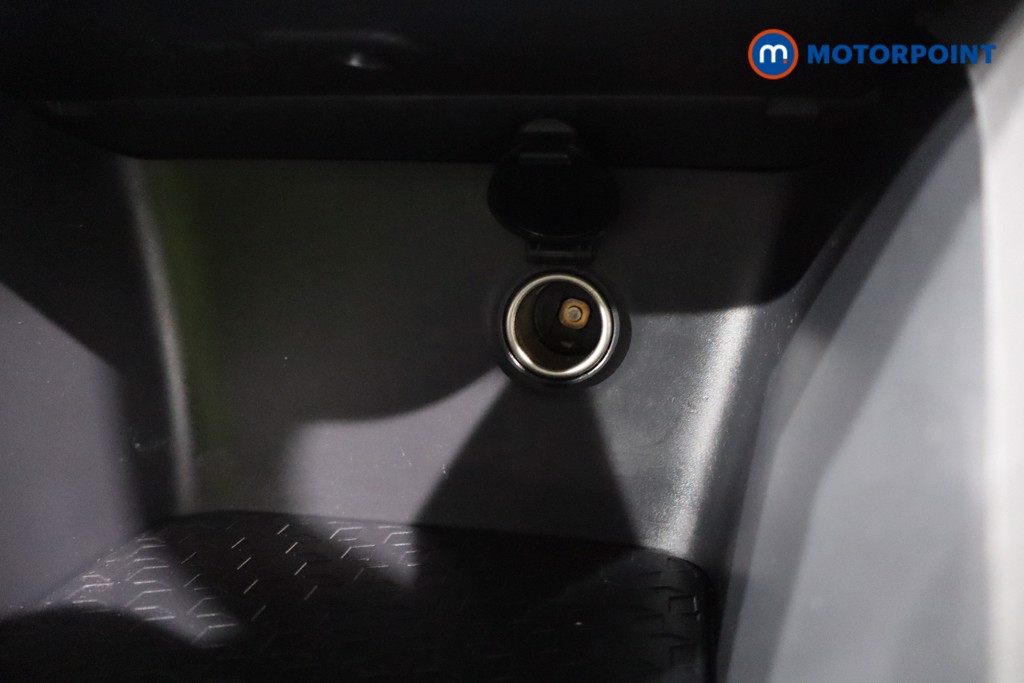 Toyota Yaris Design Automatic Petrol-Electric Hybrid Hatchback - Stock Number (1603341) - 16th supplementary image