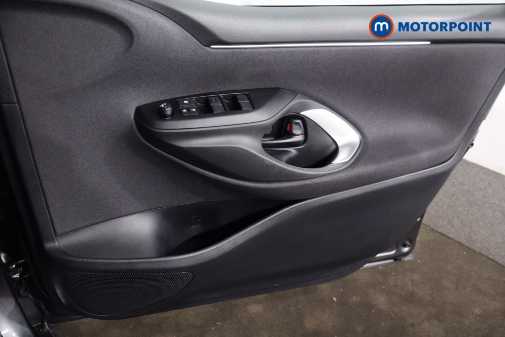 Toyota Yaris Design Automatic Petrol-Electric Hybrid Hatchback - Stock Number (1603341) - 21st supplementary image