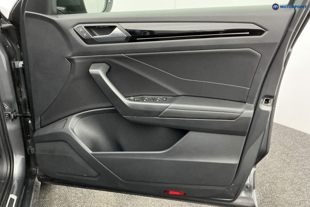 Volkswagen T-Roc R-Line Automatic Petrol SUV - Stock Number (1596341) - 23rd supplementary image