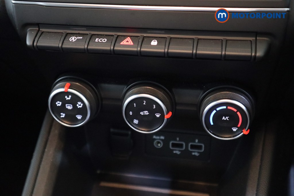 Renault Clio Iconic Manual Petrol Hatchback - Stock Number (1601427) - 8th supplementary image