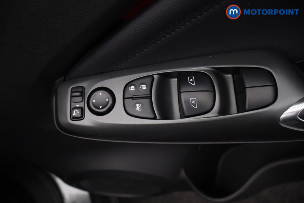 Nissan Juke N-Connecta Manual Petrol SUV - Stock Number (1595674) - 18th supplementary image