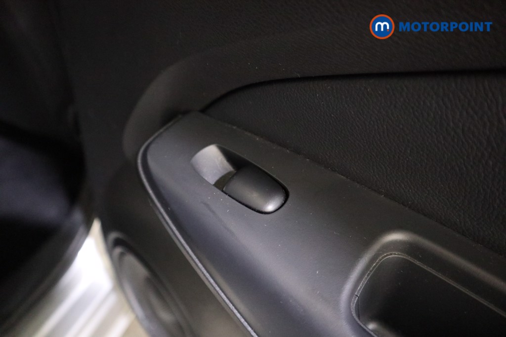 Nissan Juke N-Connecta Manual Petrol SUV - Stock Number (1600904) - 15th supplementary image