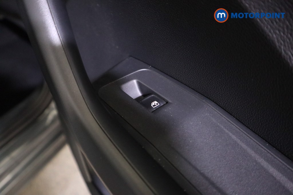 Volkswagen T-Roc Life Automatic Petrol SUV - Stock Number (1602002) - 17th supplementary image