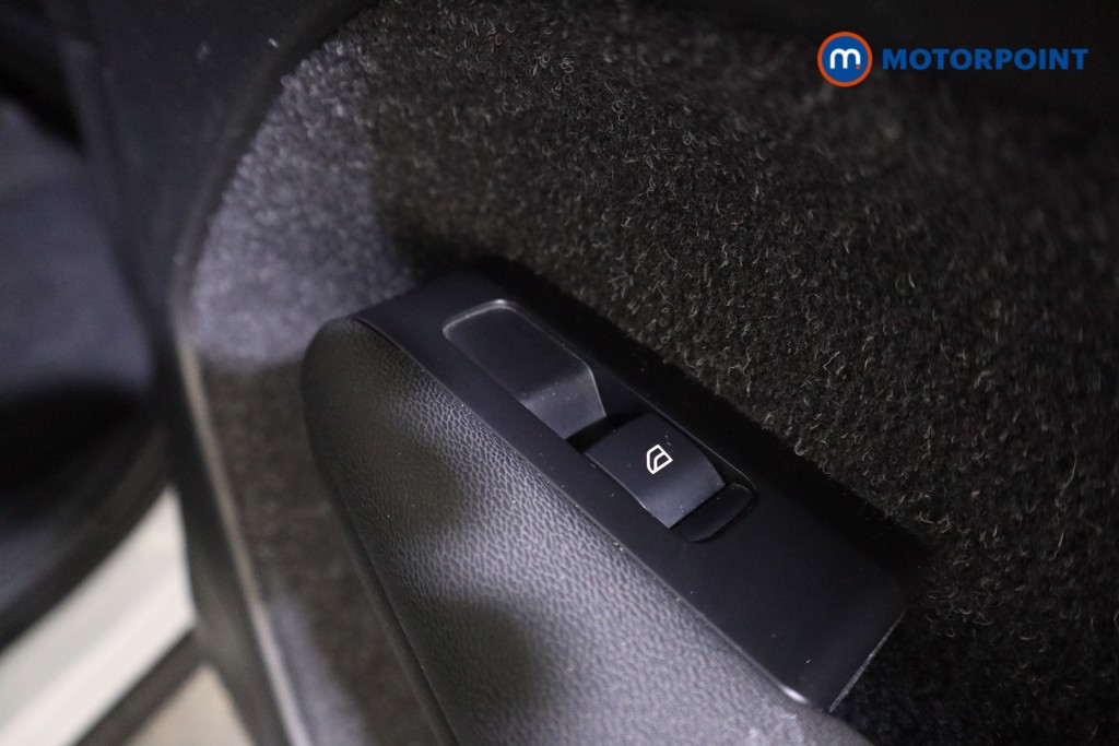 Volvo Xc40 R Design Pro Manual Petrol SUV - Stock Number (1602056) - 16th supplementary image