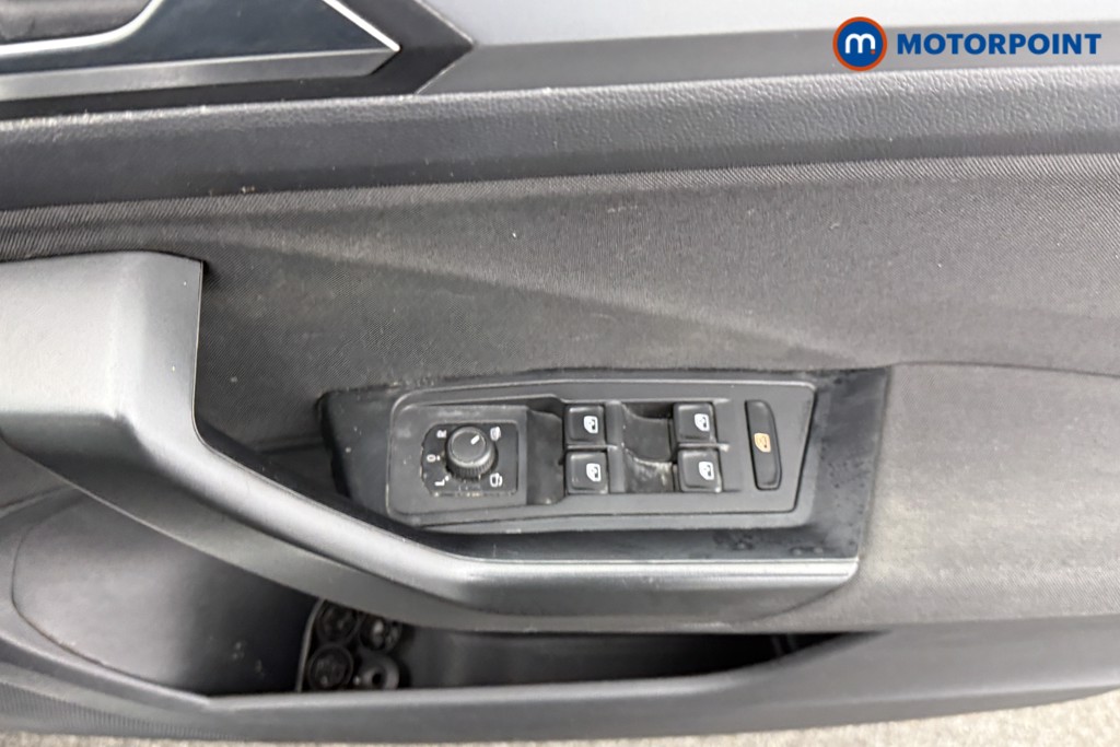 Volkswagen T-Roc Life Manual Petrol SUV - Stock Number (1601377) - 17th supplementary image