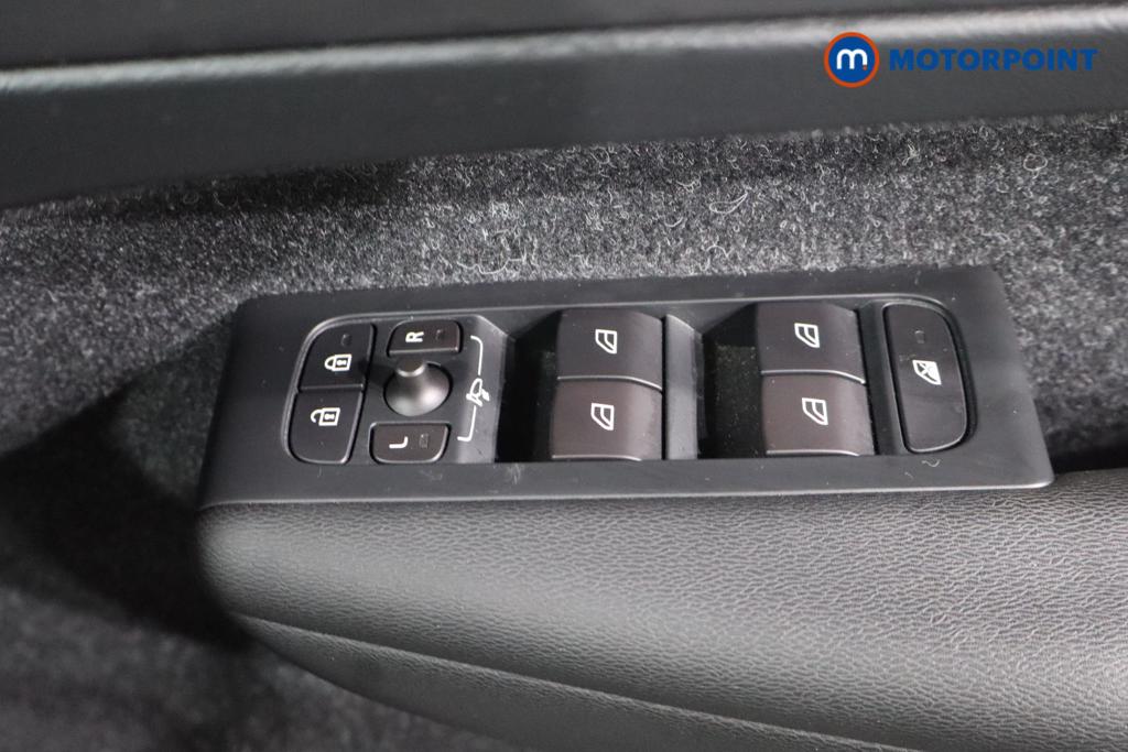 Volvo Xc40 Momentum Manual Petrol SUV - Stock Number (1604366) - 16th supplementary image