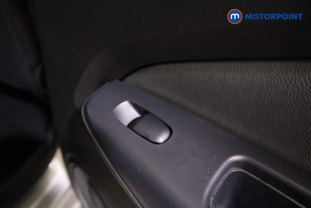 Nissan Juke N-Connecta Automatic Petrol SUV - Stock Number (1604580) - 17th supplementary image