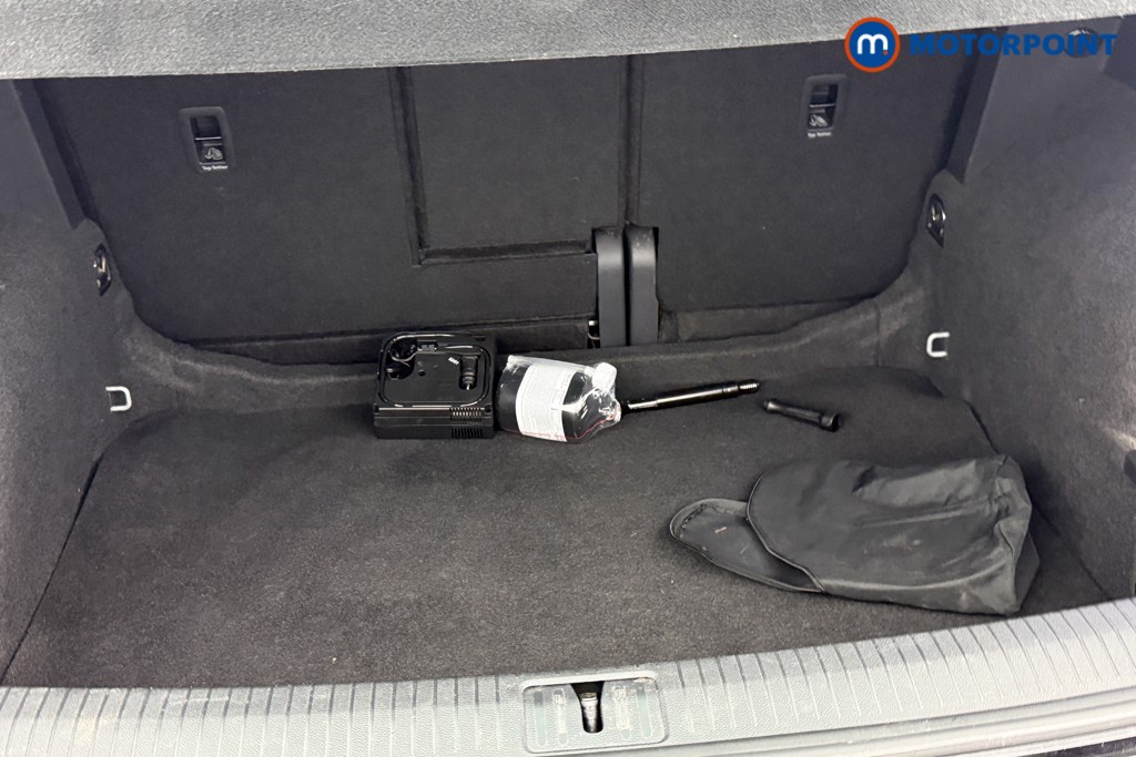 Volkswagen Tiguan Active Manual Petrol SUV - Stock Number (1604622) - 22nd supplementary image