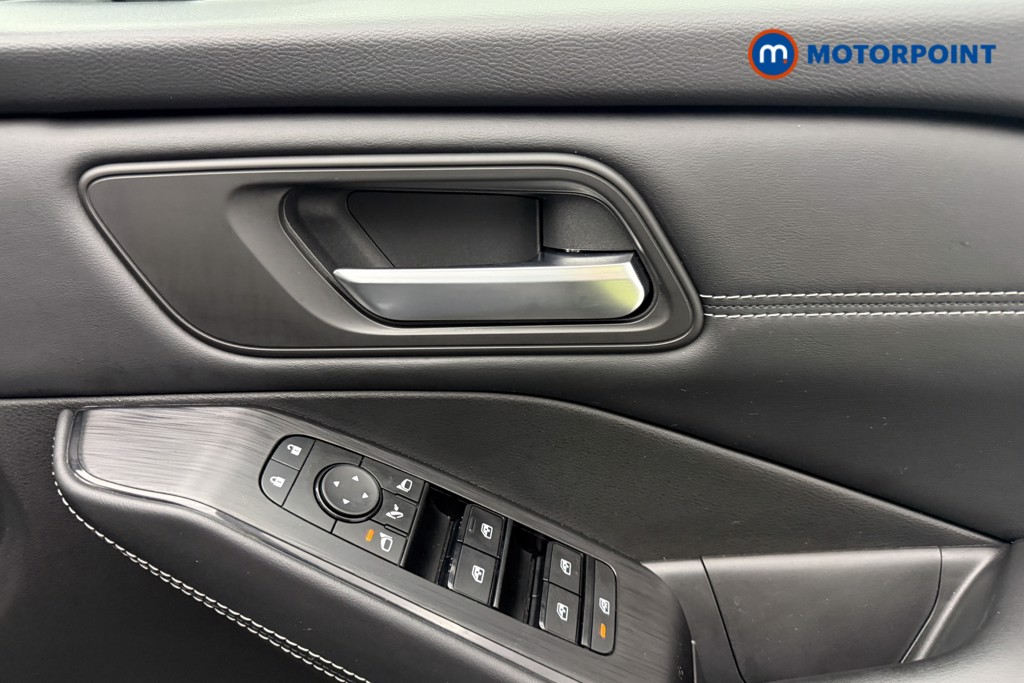 Nissan Qashqai N-Connecta Manual Petrol SUV - Stock Number (1590000) - 19th supplementary image