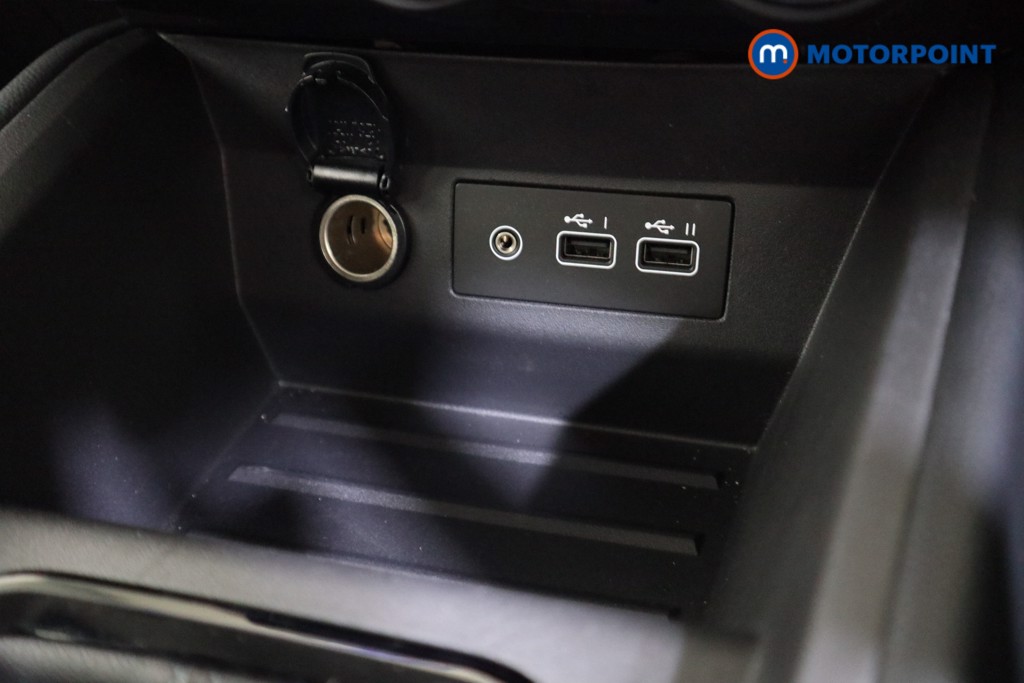 Renault Clio Evolution Manual Petrol Hatchback - Stock Number (1604354) - 9th supplementary image