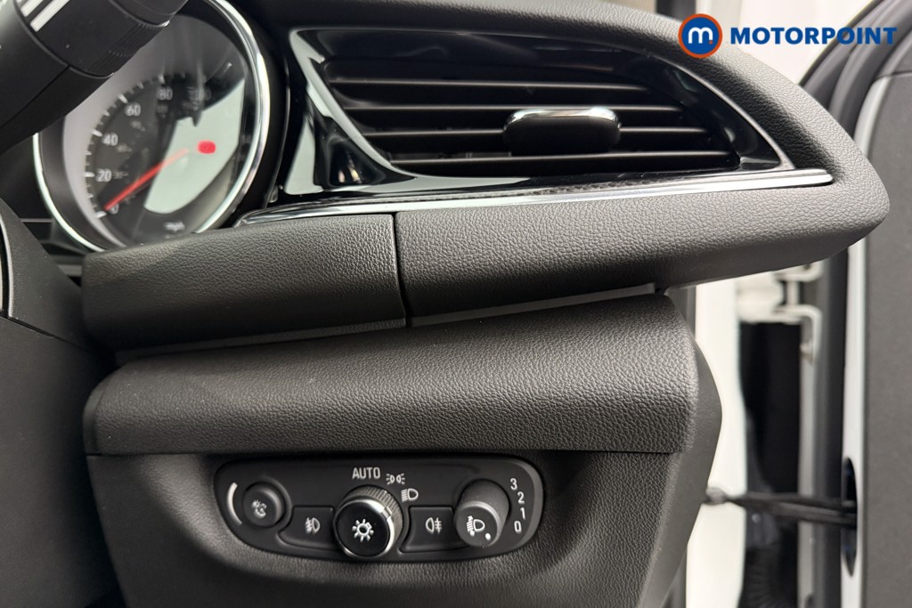 Vauxhall Insignia SRI Manual Petrol Hatchback - Stock Number (1602064) - 15th supplementary image