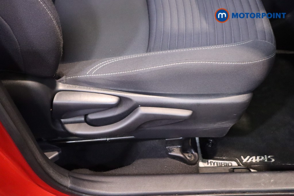 Toyota Yaris Design Automatic Petrol-Electric Hybrid Hatchback - Stock Number (1603251) - 16th supplementary image