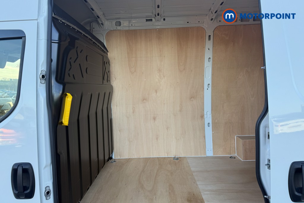 Iveco Daily Business Manual Diesel High Volume-High Roof Van - Stock Number (1597406) - Drivers side rear corner
