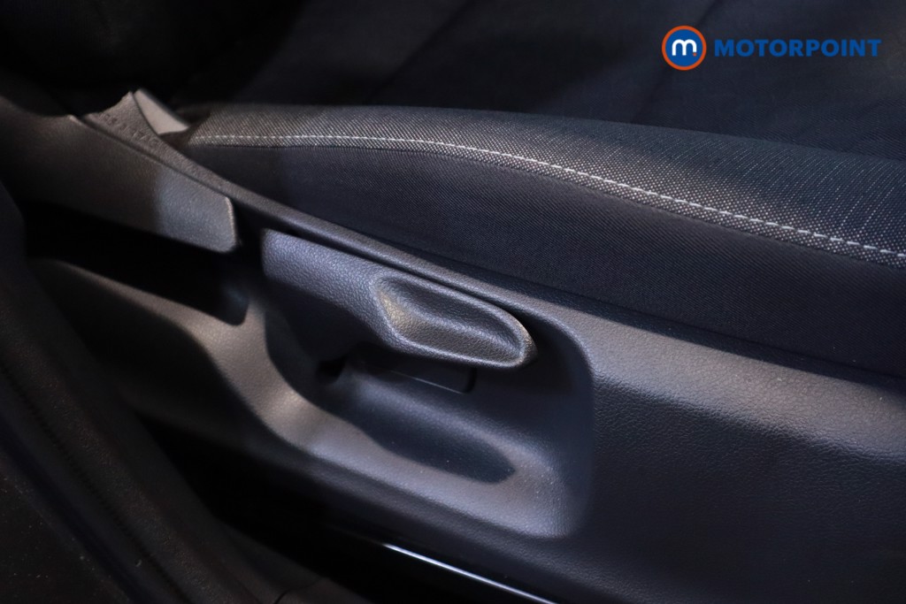 Toyota Yaris Design Automatic Petrol-Electric Hybrid Hatchback - Stock Number (1607260) - 6th supplementary image