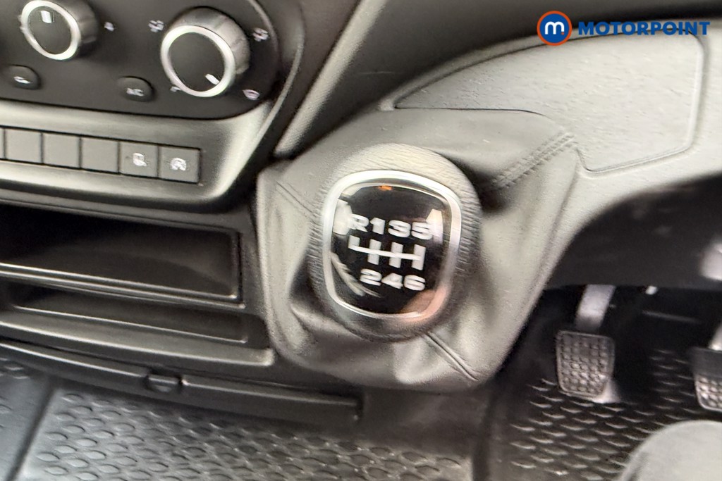 Iveco Daily Business Manual Diesel High Volume-High Roof Van - Stock Number (1597404) - 4th supplementary image