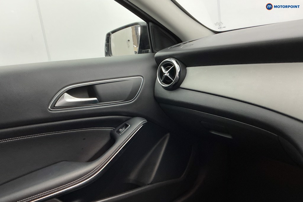 Mercedes-Benz GLA Urban Edition Manual Petrol SUV - Stock Number (1603557) - 22nd supplementary image