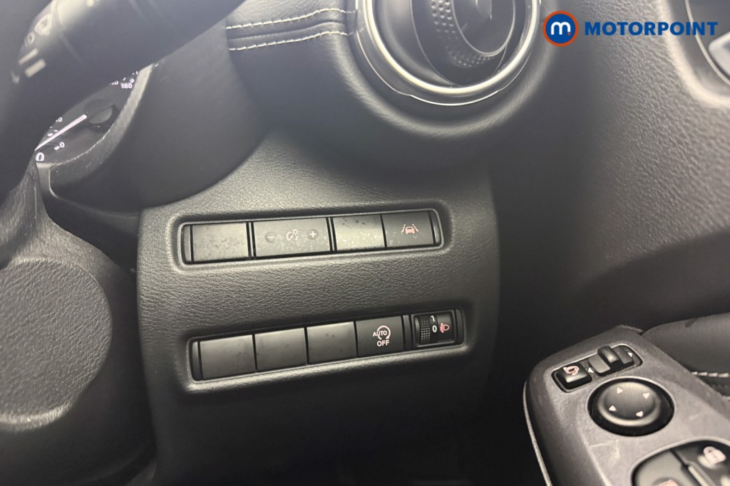 Nissan Juke N-Connecta Automatic Petrol SUV - Stock Number (1609185) - 9th supplementary image