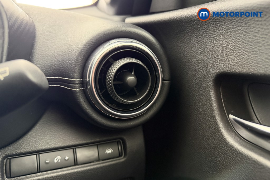 Nissan Juke N-Connecta Manual Petrol SUV - Stock Number (1598680) - 8th supplementary image