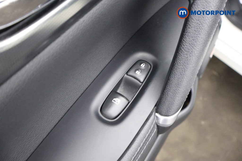 Nissan Qashqai Tekna Manual Diesel SUV - Stock Number (1608295) - 38th supplementary image