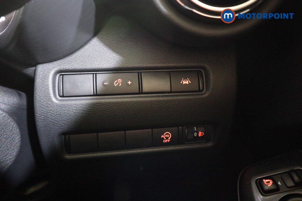 Nissan Juke N-Connecta Automatic Petrol SUV - Stock Number (1609826) - 7th supplementary image