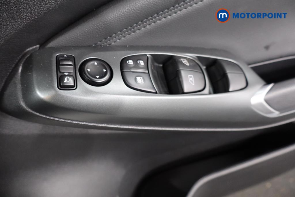 Nissan Juke N-Connecta Automatic Petrol SUV - Stock Number (1611385) - 9th supplementary image