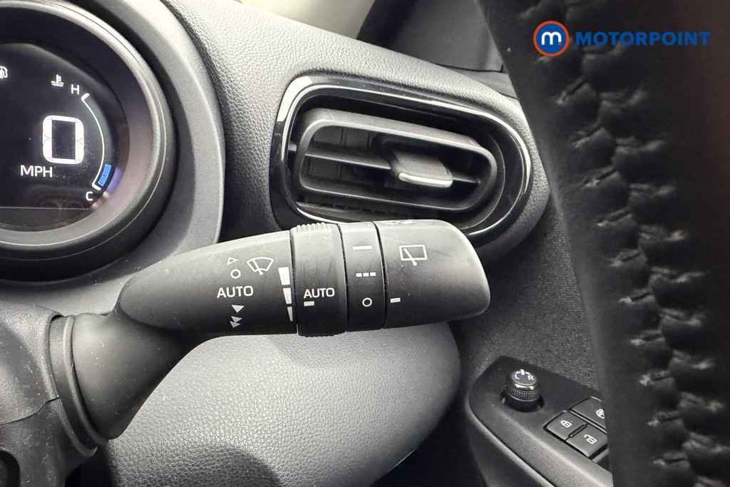 Toyota Yaris Design Automatic Petrol-Electric Hybrid Hatchback - Stock Number (1610340) - 6th supplementary image