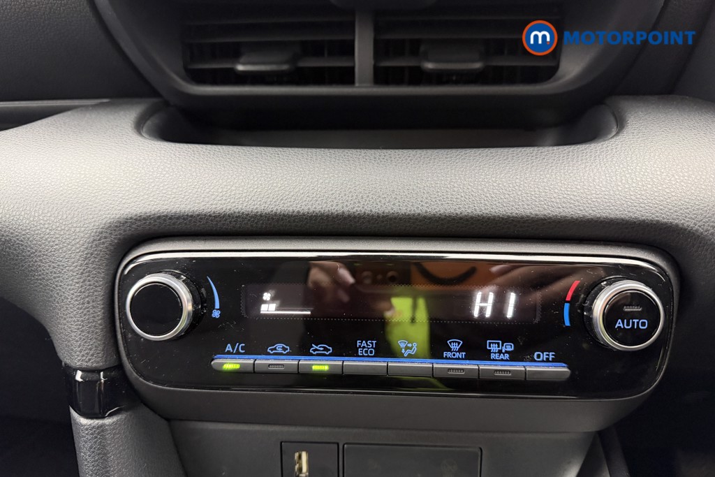 Toyota Yaris Design Automatic Petrol-Electric Hybrid Hatchback - Stock Number (1610340) - 11th supplementary image