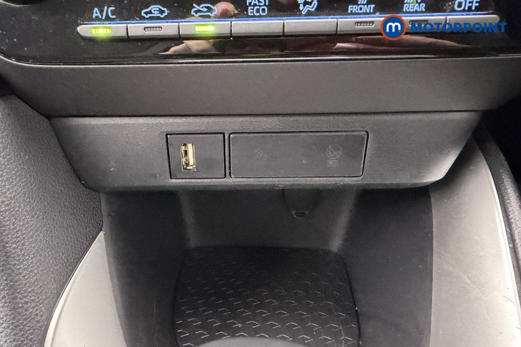 Toyota Yaris Design Automatic Petrol-Electric Hybrid Hatchback - Stock Number (1610340) - 12th supplementary image