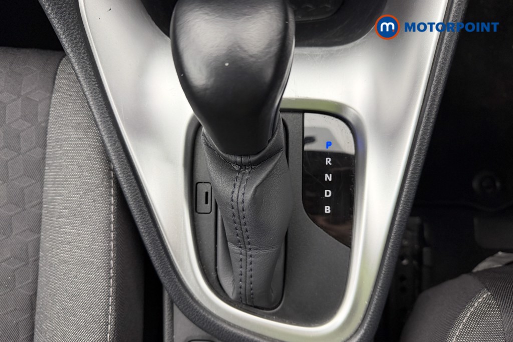 Toyota Yaris Design Automatic Petrol-Electric Hybrid Hatchback - Stock Number (1610340) - 14th supplementary image