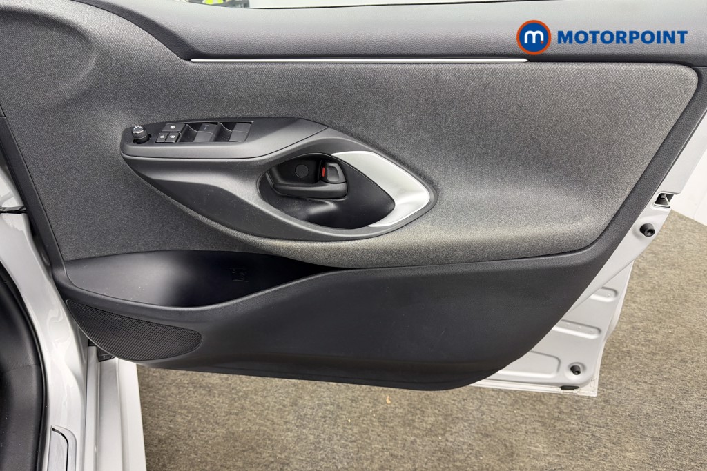 Toyota Yaris Design Automatic Petrol-Electric Hybrid Hatchback - Stock Number (1610340) - 19th supplementary image