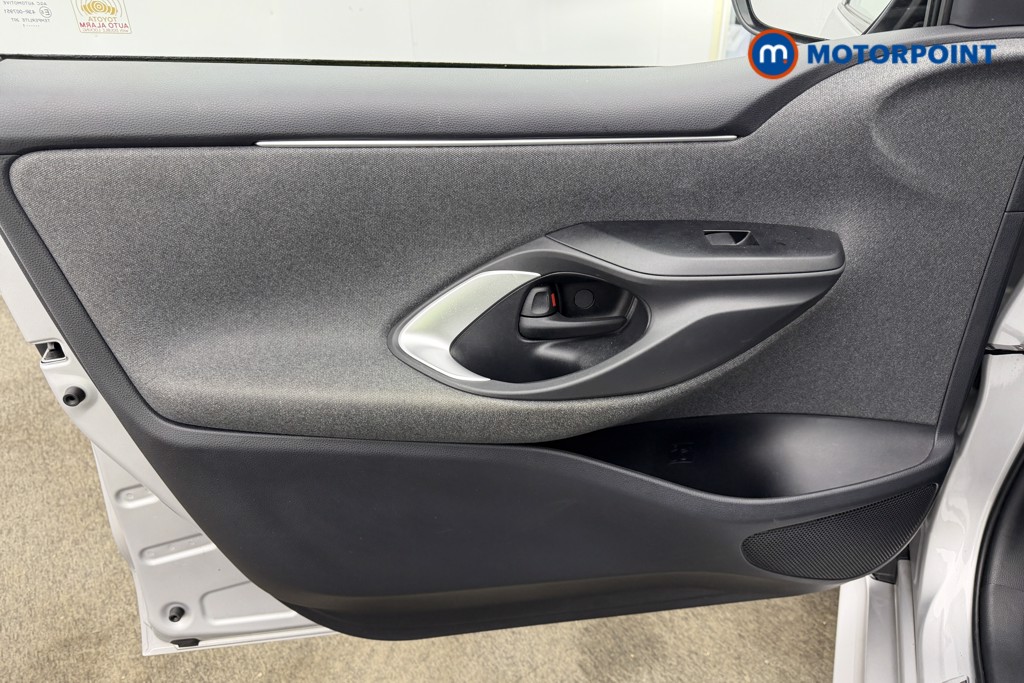 Toyota Yaris Design Automatic Petrol-Electric Hybrid Hatchback - Stock Number (1610340) - 32nd supplementary image