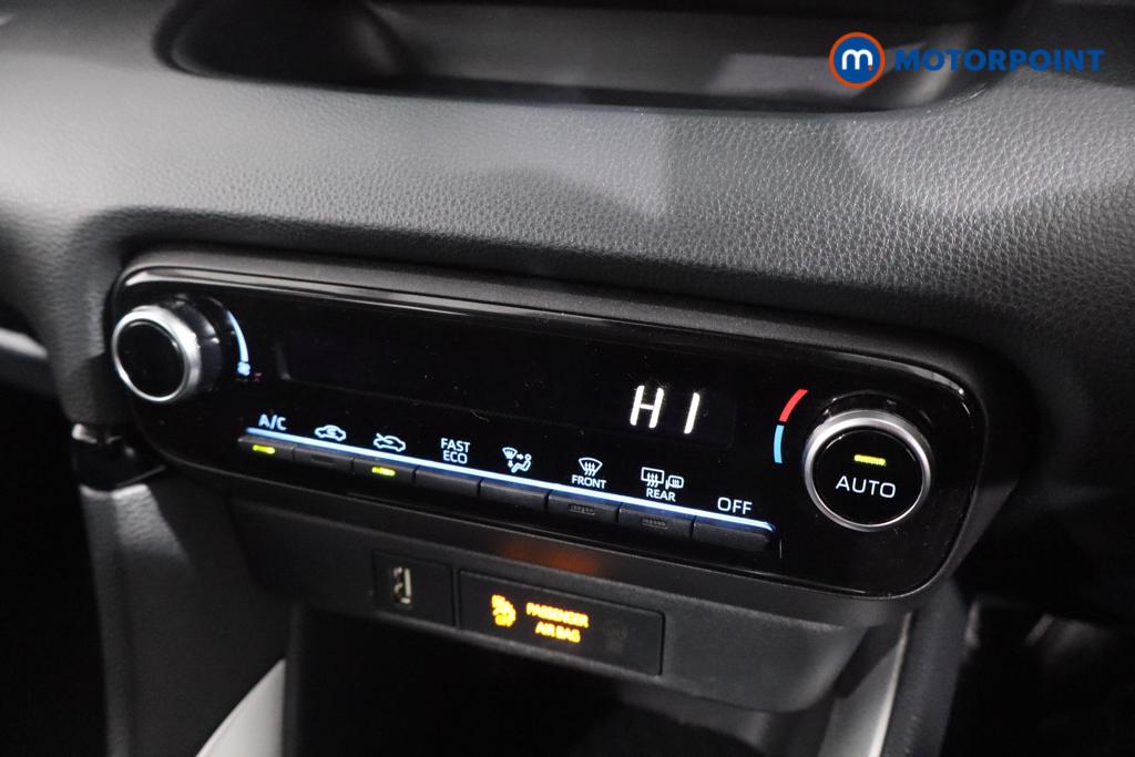 Toyota Yaris Design Automatic Petrol-Electric Hybrid Hatchback - Stock Number (1608901) - 5th supplementary image