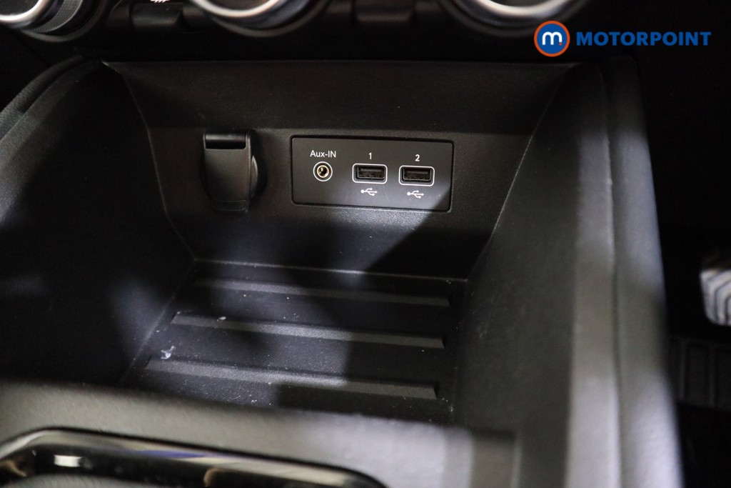 Renault Clio Iconic Manual Petrol Hatchback - Stock Number (1609622) - 9th supplementary image