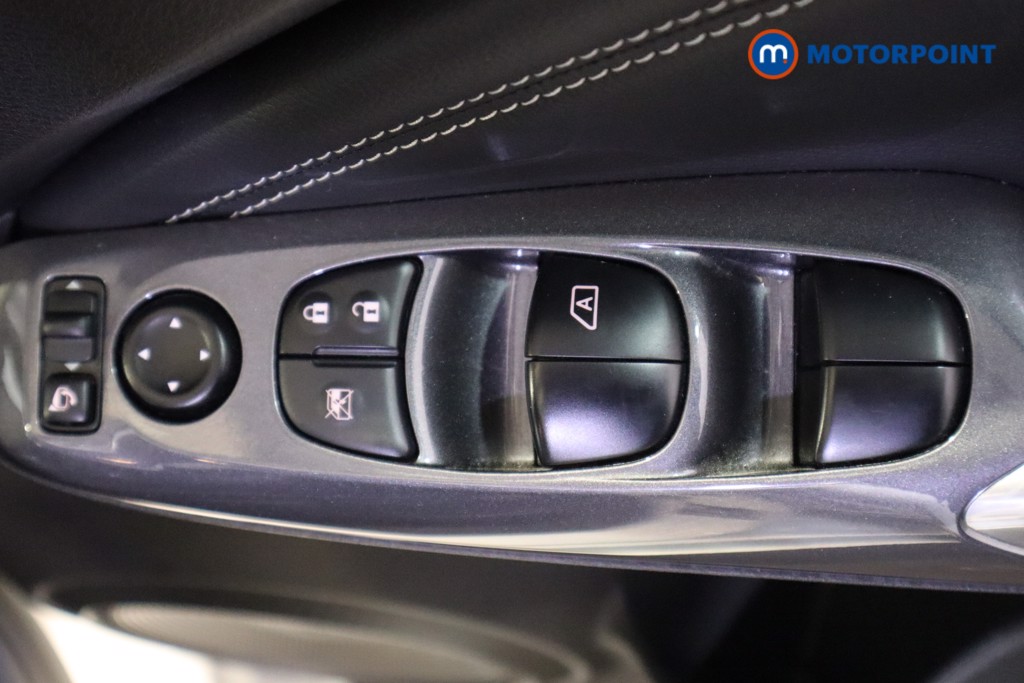 Nissan Juke N-Connecta Manual Petrol SUV - Stock Number (1610595) - 15th supplementary image