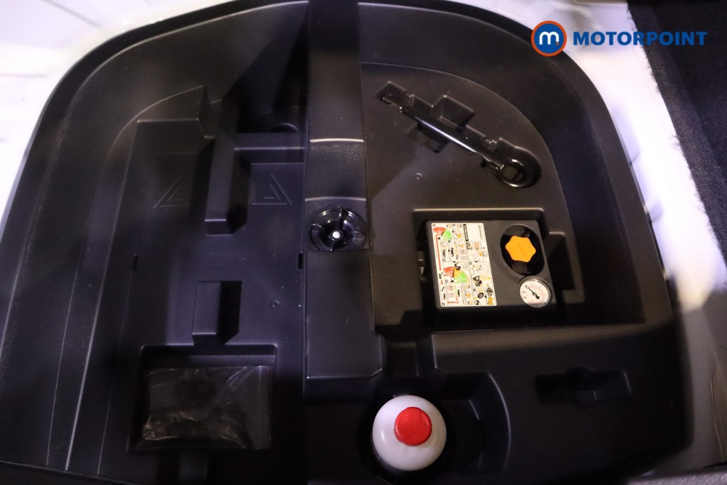 Nissan Juke N-Connecta Manual Petrol SUV - Stock Number (1610595) - 27th supplementary image