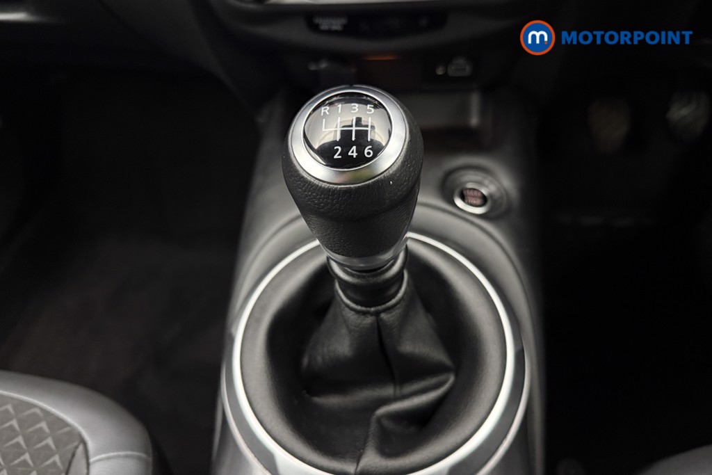 Nissan Juke N-Connecta Manual Petrol SUV - Stock Number (1610600) - 7th supplementary image