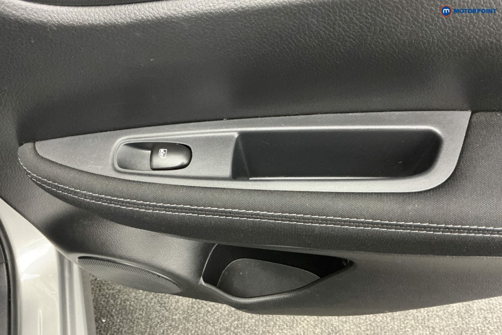 Nissan Qashqai N-Connecta Automatic Petrol SUV - Stock Number (1611047) - 33rd supplementary image