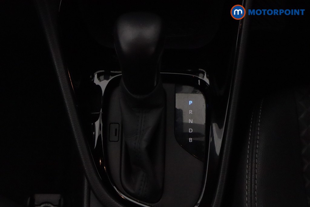 Toyota Yaris Dynamic Automatic Petrol-Electric Hybrid Hatchback - Stock Number (1611602) - 4th supplementary image