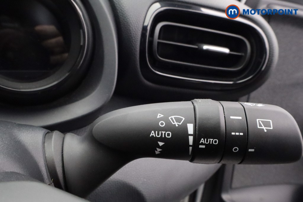 Toyota Yaris Dynamic Automatic Petrol-Electric Hybrid Hatchback - Stock Number (1611602) - 16th supplementary image