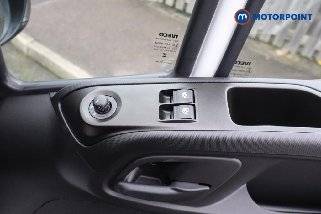 Iveco Daily Business Manual Diesel High Volume-High Roof Van - Stock Number (1597400) - 10th supplementary image