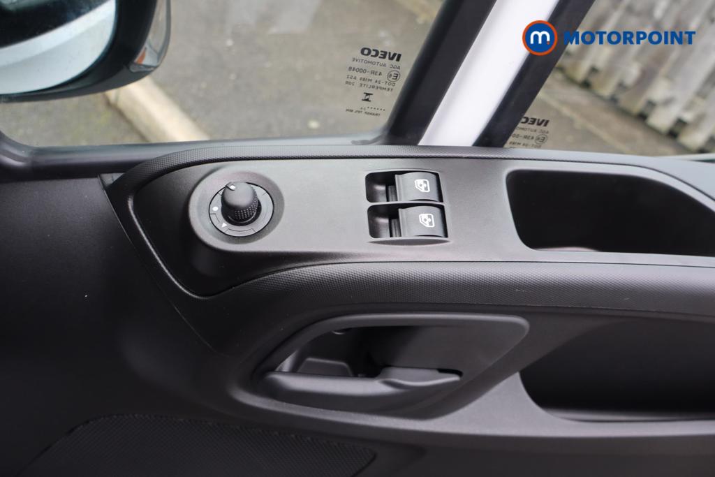 Iveco Daily Business Manual Diesel High Volume-High Roof Van - Stock Number (1597413) - 9th supplementary image
