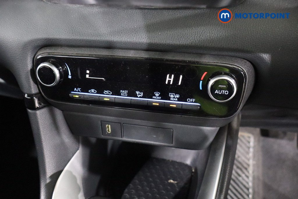 Toyota Yaris Design Automatic Petrol-Electric Hybrid Hatchback - Stock Number (1608935) - 9th supplementary image