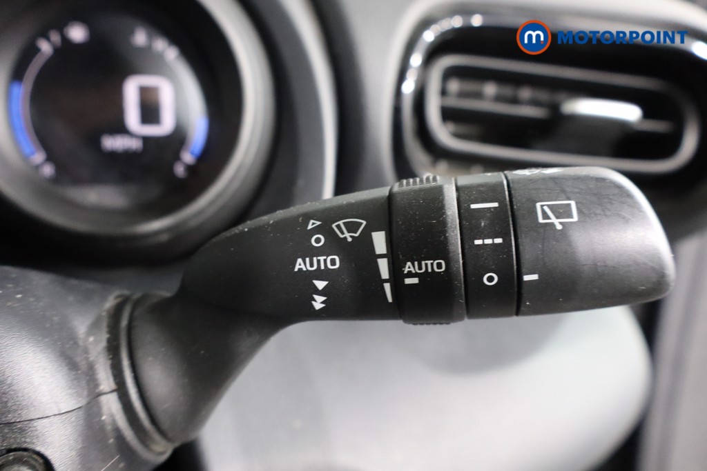 Toyota Yaris Design Automatic Petrol-Electric Hybrid Hatchback - Stock Number (1608935) - 15th supplementary image