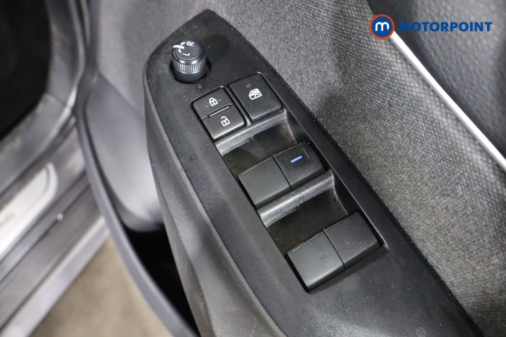 Toyota Yaris Design Automatic Petrol-Electric Hybrid Hatchback - Stock Number (1608935) - 16th supplementary image