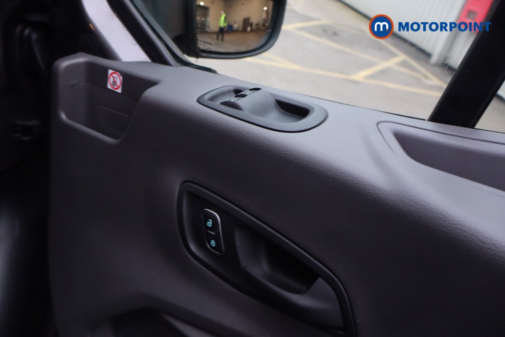 Ford Transit Limited Automatic Diesel Medium Roof Van - Stock Number (1609373) - 23rd supplementary image