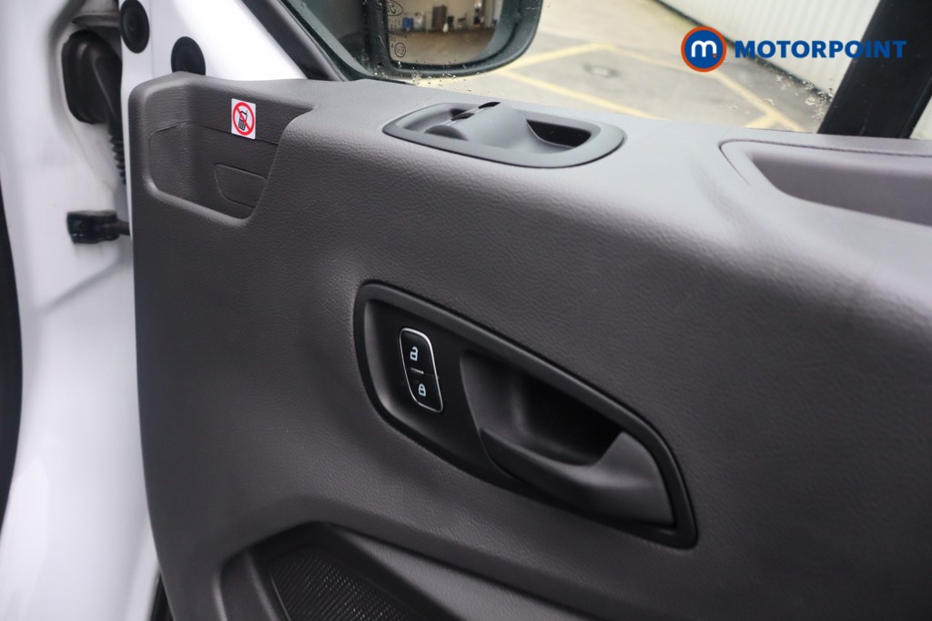 Ford Transit Limited Automatic Diesel Medium Roof Van - Stock Number (1611436) - 24th supplementary image