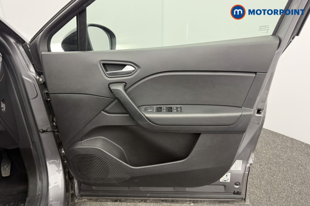 Renault Captur Iconic Manual Petrol SUV - Stock Number (1611559) - 16th supplementary image