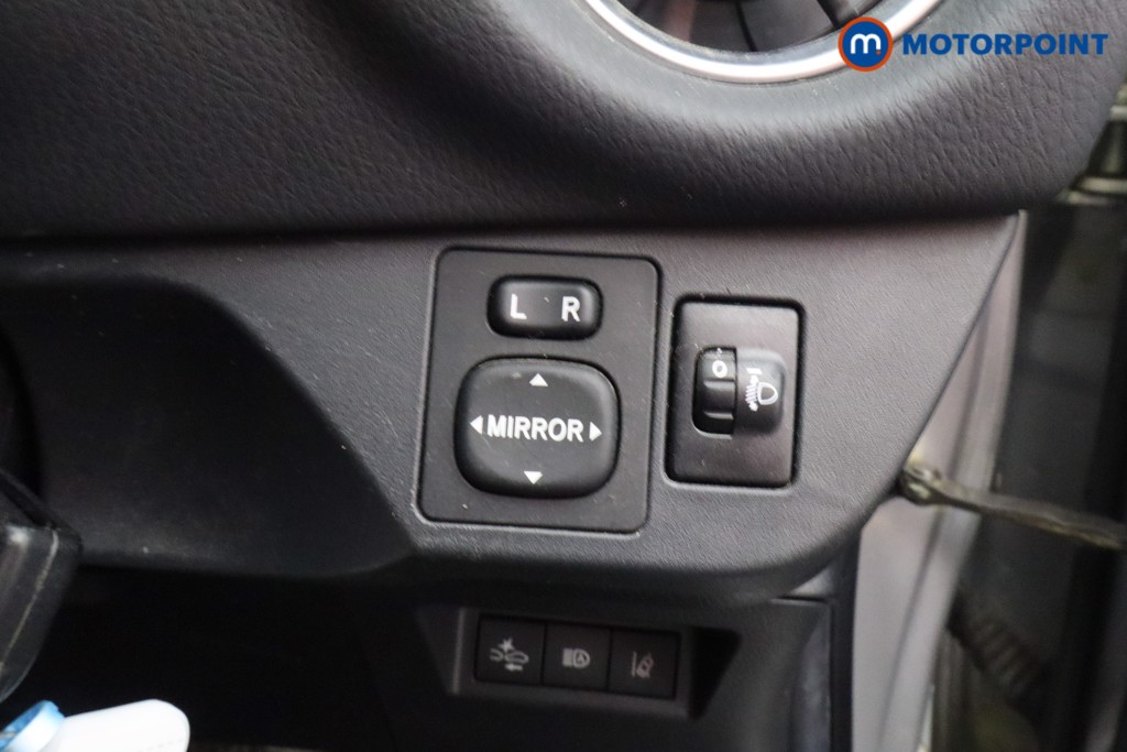 Toyota Yaris Y20 Manual Petrol Hatchback - Stock Number (1608774) - 5th supplementary image